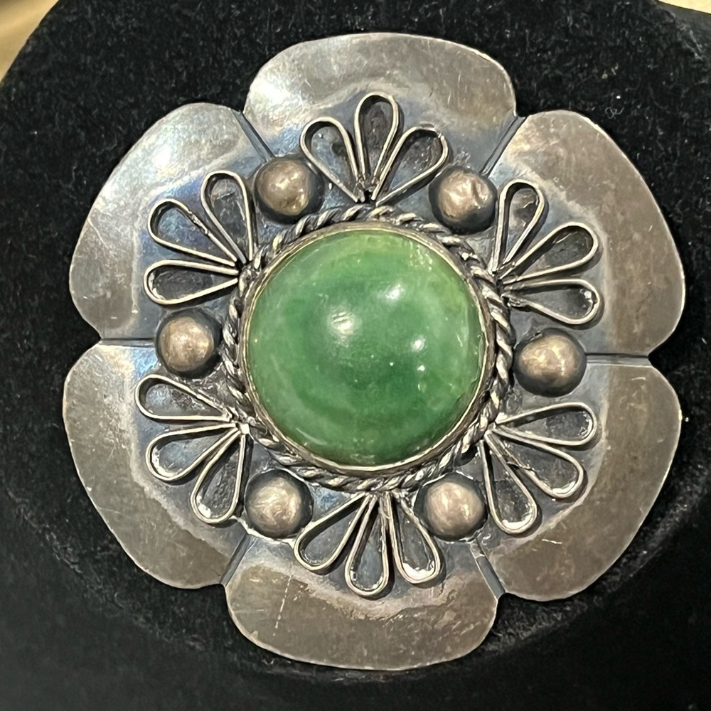 ✨ Vintage Sterling Silver Green Stone Flower Brooch